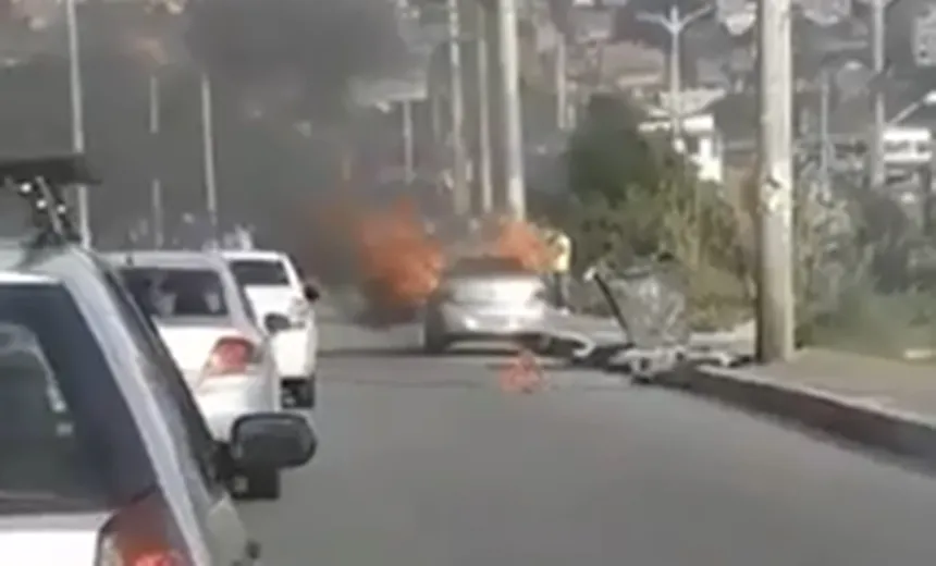 VEJA VÍDEO: Carro pega fogo e trânsito fica congestionado na Avenida Suburbana