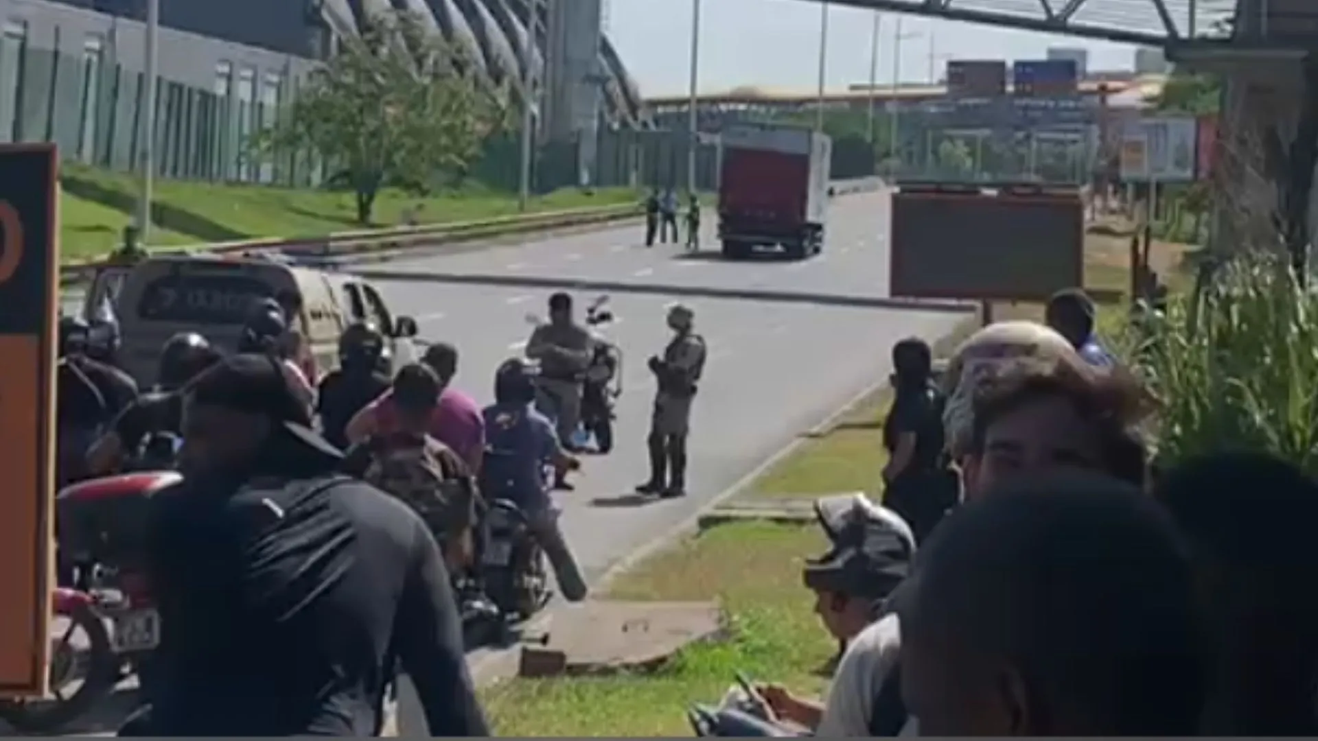 Bomba? Caminhão parado na pista trava Avenida Paralela; vídeo