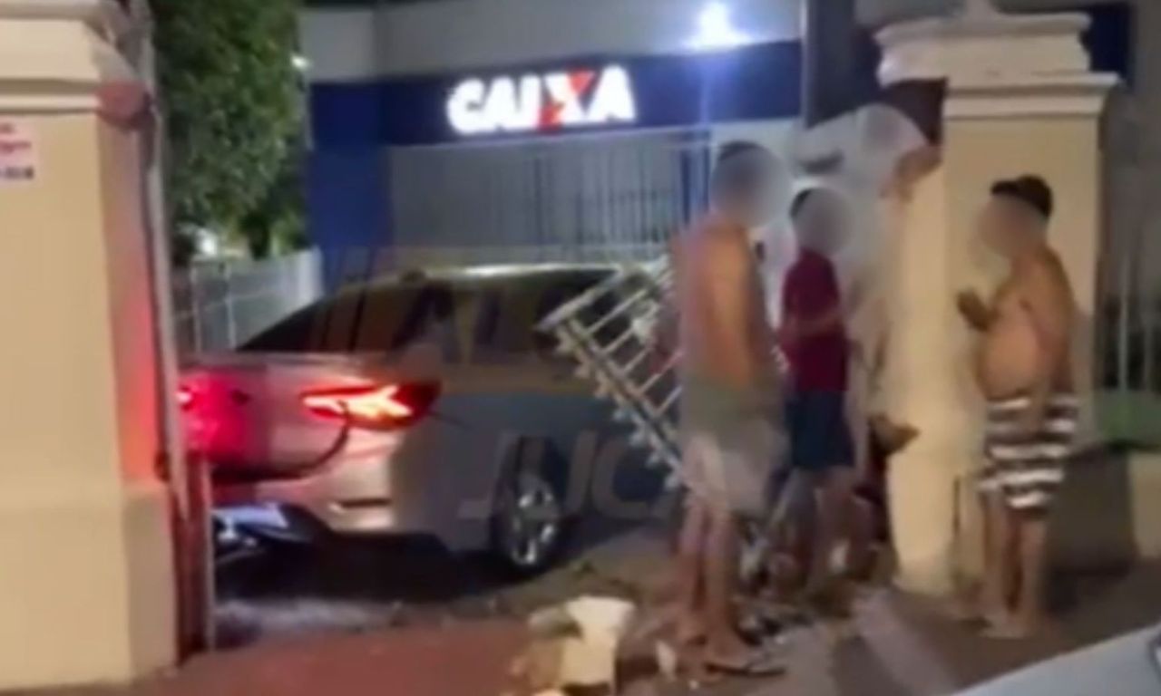 Carro invade agência bancária em Salvador. Foto: reprodução | Alô Juca