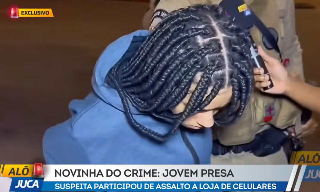Jovem &eacute; presa ap&oacute;s ser flagrada facilitando assalto em Salvador. Foto: TV Aratu