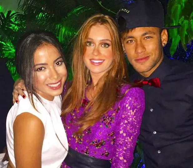 Marina Ruy Barbosa comemora aniversário com festão e presença de famosos
