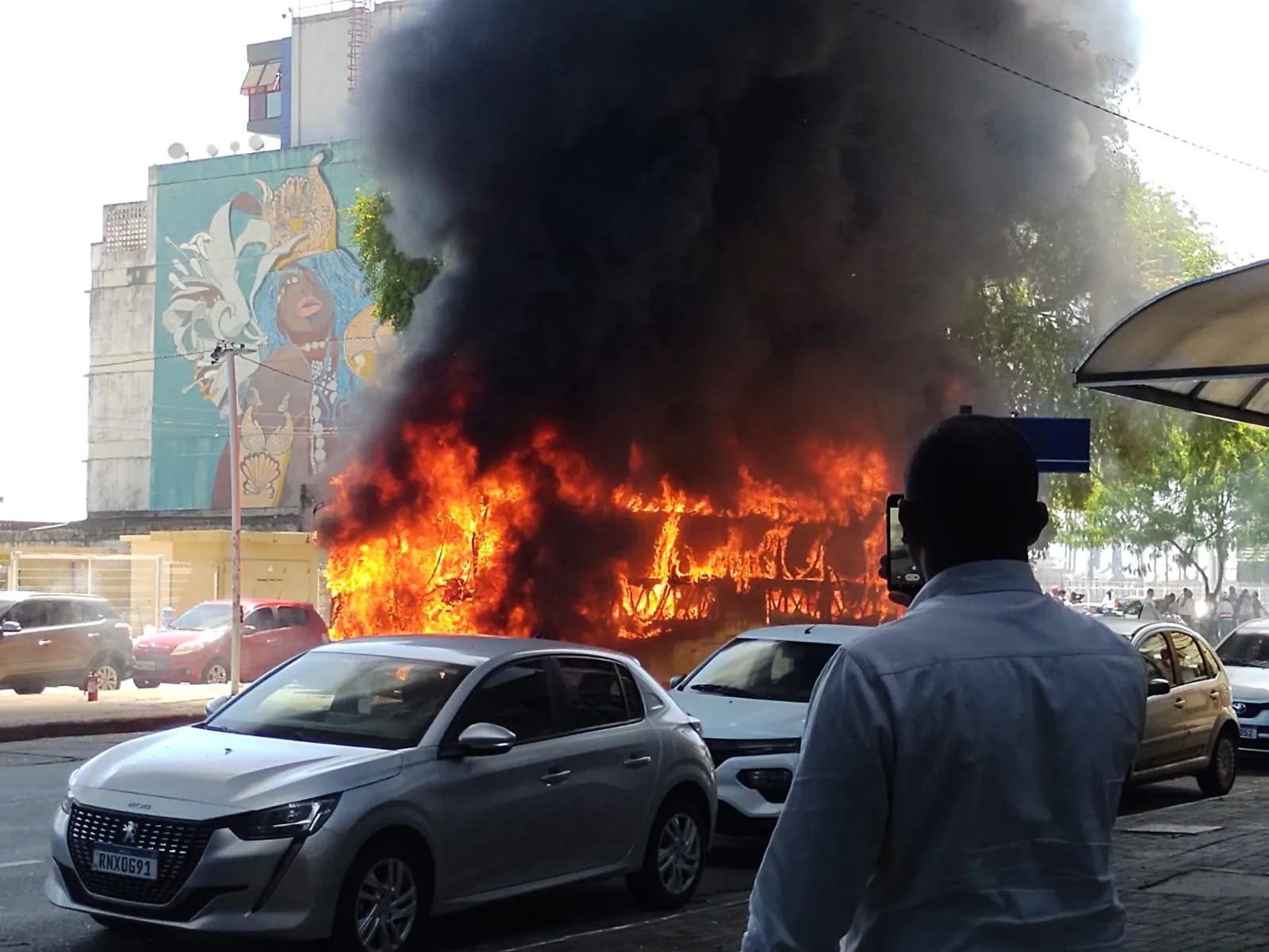 Após pane elétrica, ônibus pega fogo no Terminal da França, em Salvador