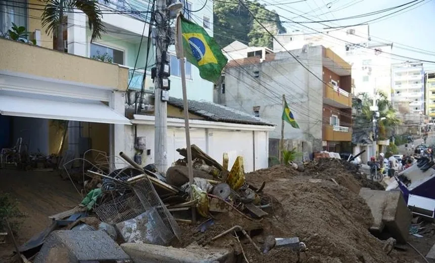 Bombeiros encontram 12º corpo nos escombros na tragédia de Muzema, no Rio de Janeiro