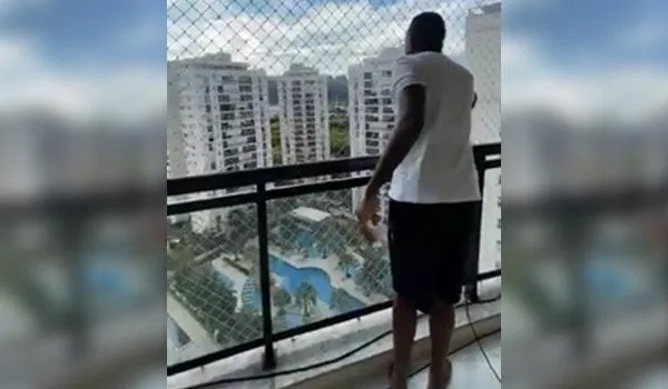 "Tem que ter pagode": Da varanda, cantor Mumuzinho faz show para os vizinhos; assista