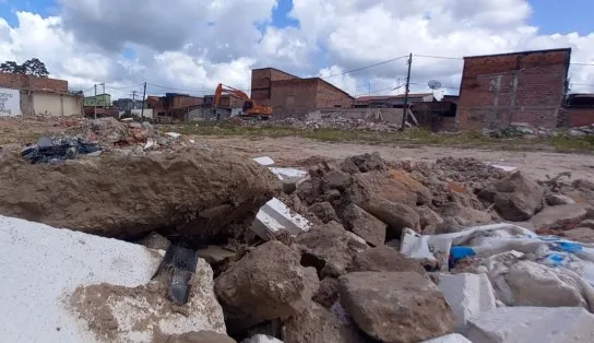 Prefeitura de Camaçari faz demolição de residências e moradores acusam ação de ser indevida: "É triste"