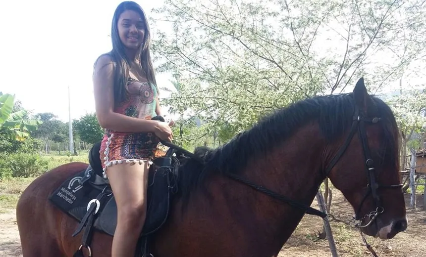 Jovem morre após cair de cavalo durante festa em Iaçu; amigos lamentam