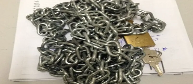 ‘DESESPERO’: Em ato extremo, mãe acorrenta filha usuária de droga e acaba presa