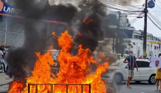Familiares de jovem preso durante operação policial no IAPI fazem manifestação na Barros Reis