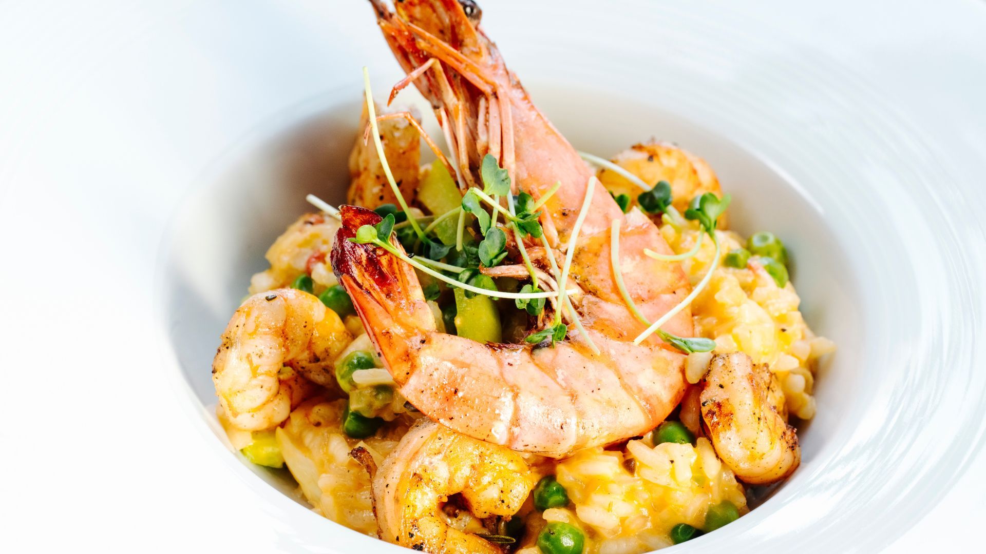 Camarão internacional é um prato típico de restaurantes de frutos do mar. Foto: Freepik 