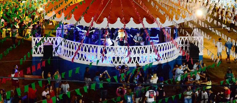 DE RAIZ: Forró Massapê inaugura o palco coreto na Vila Junina do Arraiá do Galinho