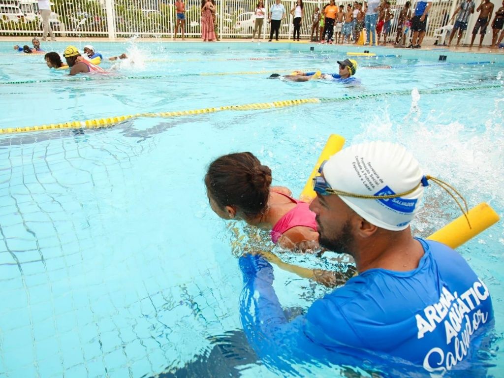 Confira como se inscrever a uma das 1,2 mil vagas para as aulas gratuitas de hidroginástica e natação em Salvador. Foto: Lucas Moura/Secom PMS