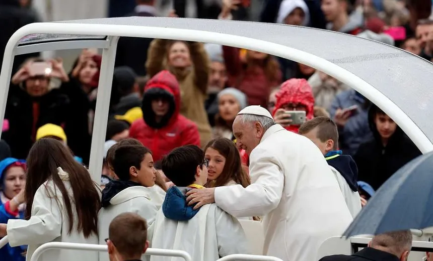 QUE FOFO!: Papa Francisco quebra protocolo e dá ‘carona’ para crianças