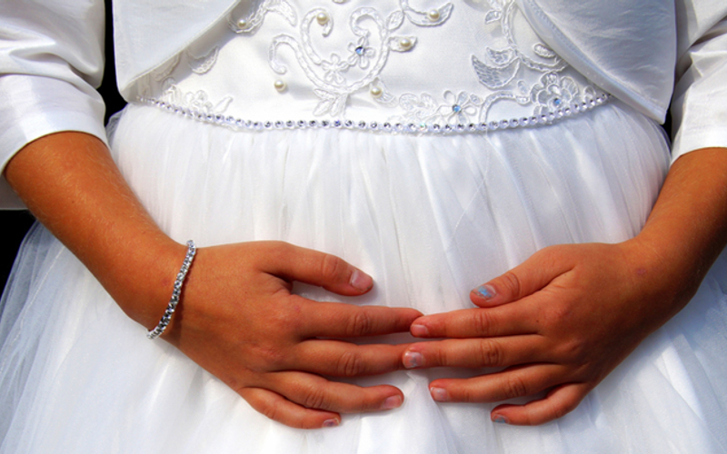 Casamento de menores de 16 anos é proibido desde 2019. O projeto em análise busca eliminar as últimas exceções previstas na lei e tornar a proibição definitiva/Foto: Feepik