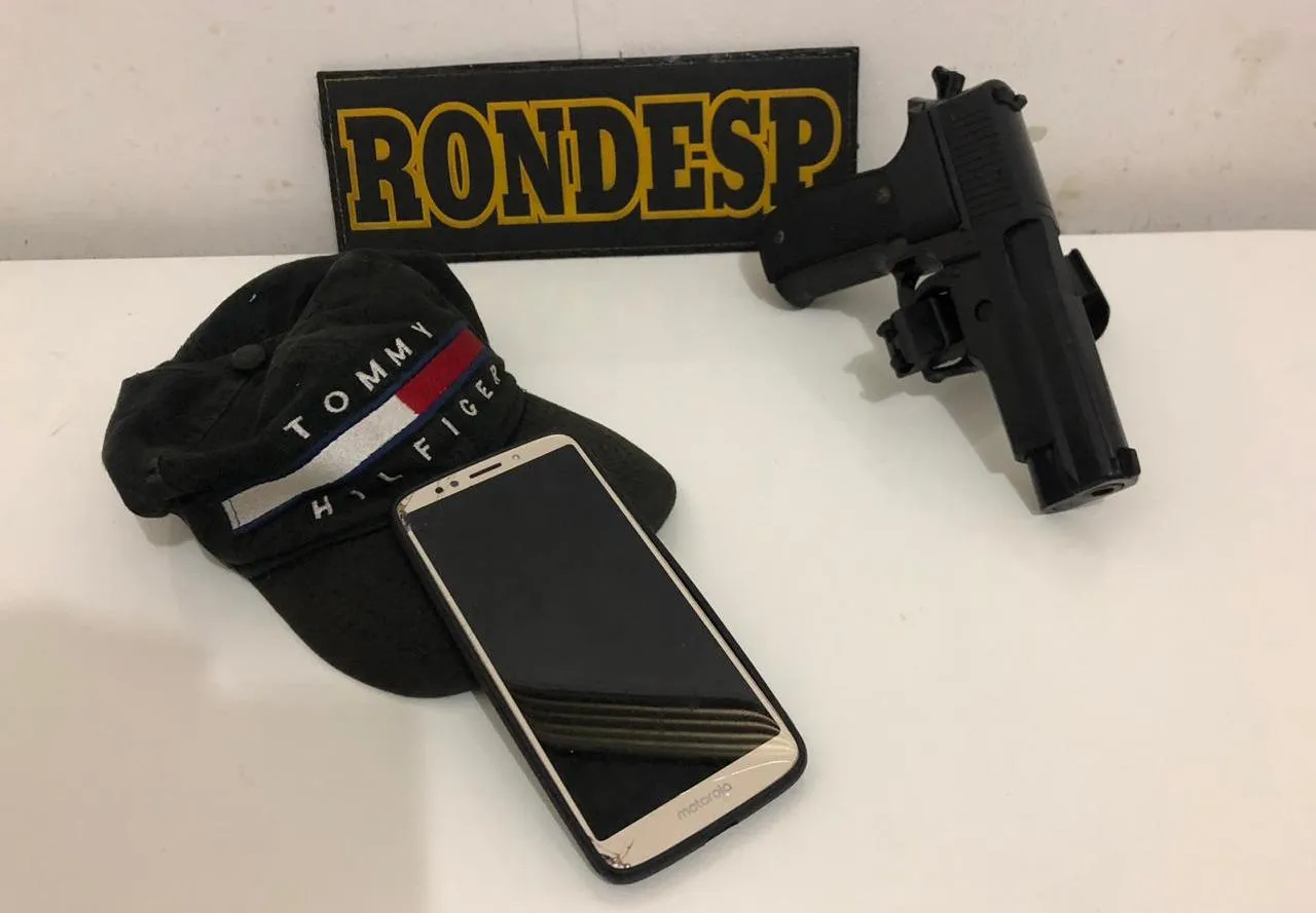 Dupla é apreendida com simulacro de pistola em ônibus de Salvador