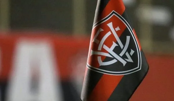 Na bronca, grupo de torcedores do Vitória recolhe assinaturas para exigir auditoria nas contas do clube 