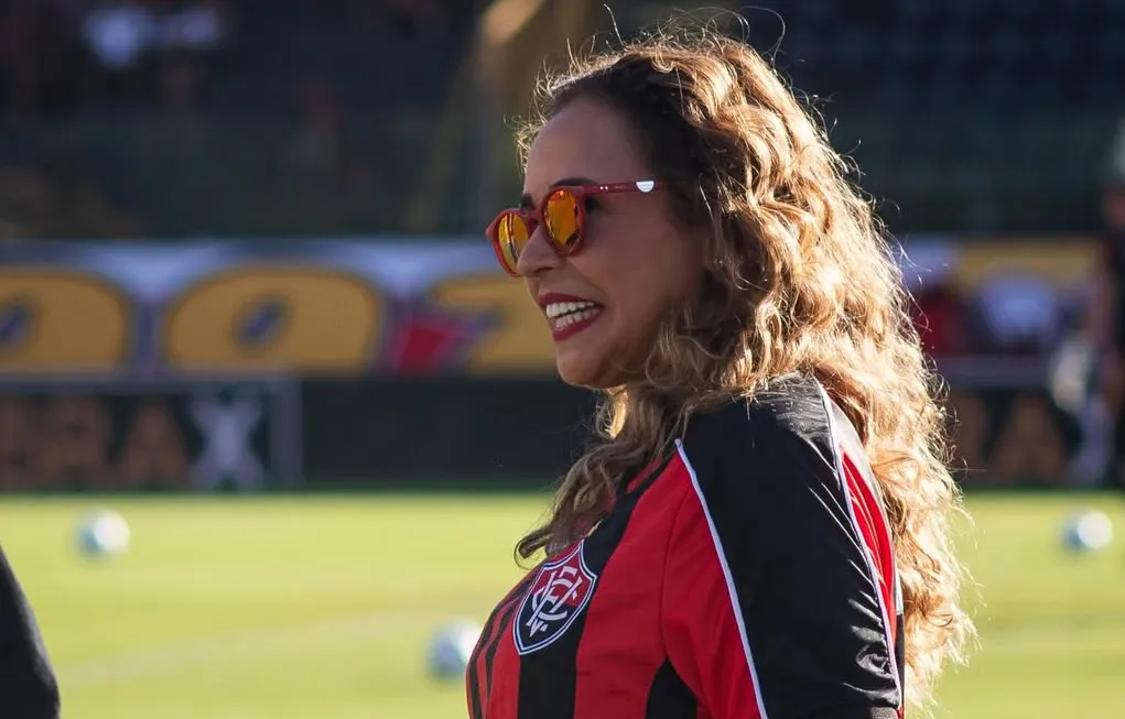 Torcedora do Vitória, Daniela Mercury canta com torcida no Barradão; vídeo