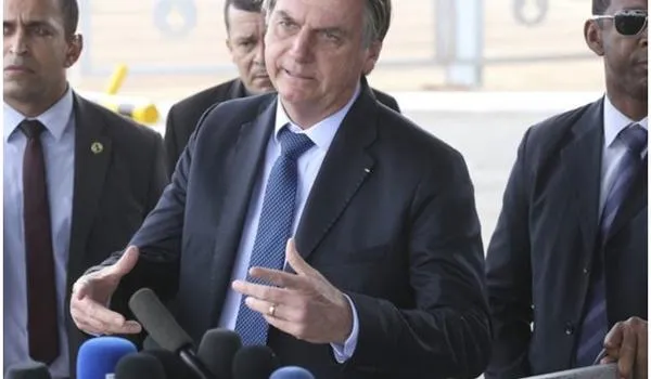 Bolsonaro diz que país não aguenta três meses parado e compara vírus à chuva: "vai molhar 70% de vocês" 