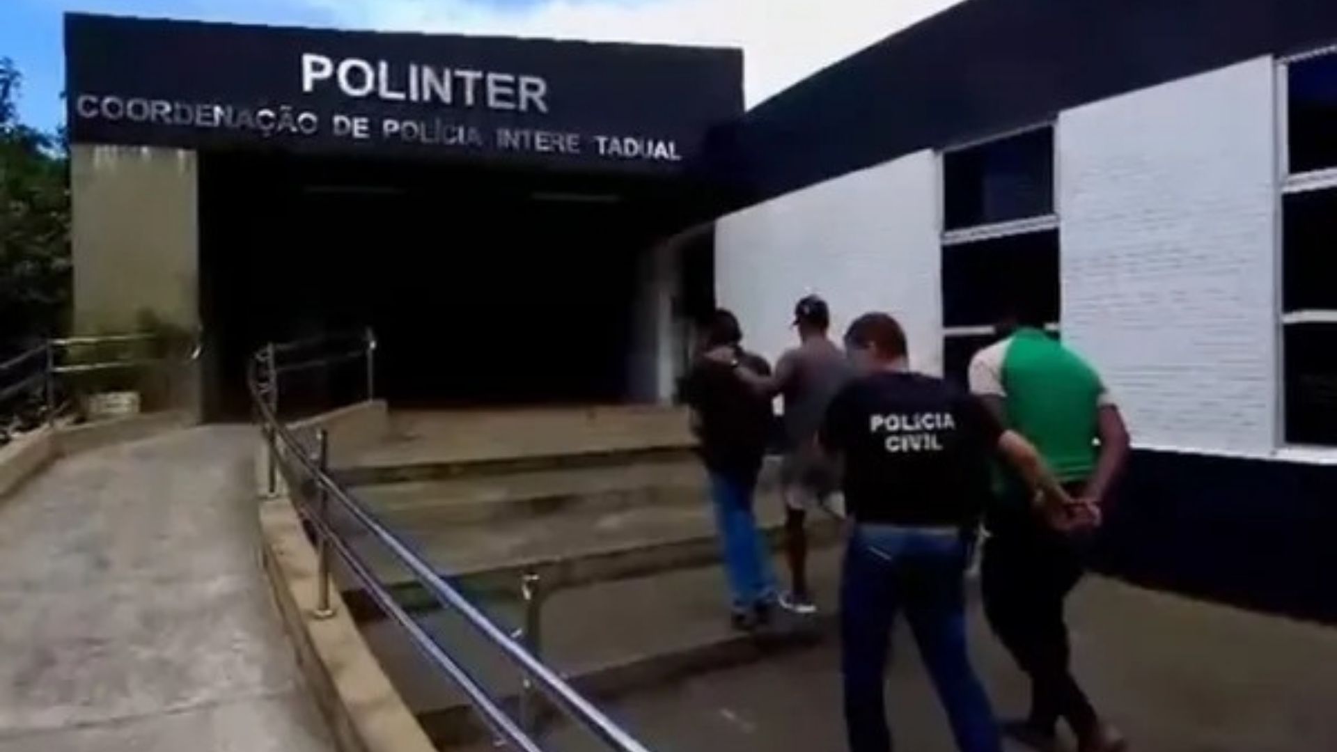 Suspeitos sendo levados ap&oacute;s serem presos na Rodovi&aacute;ria de Salvador