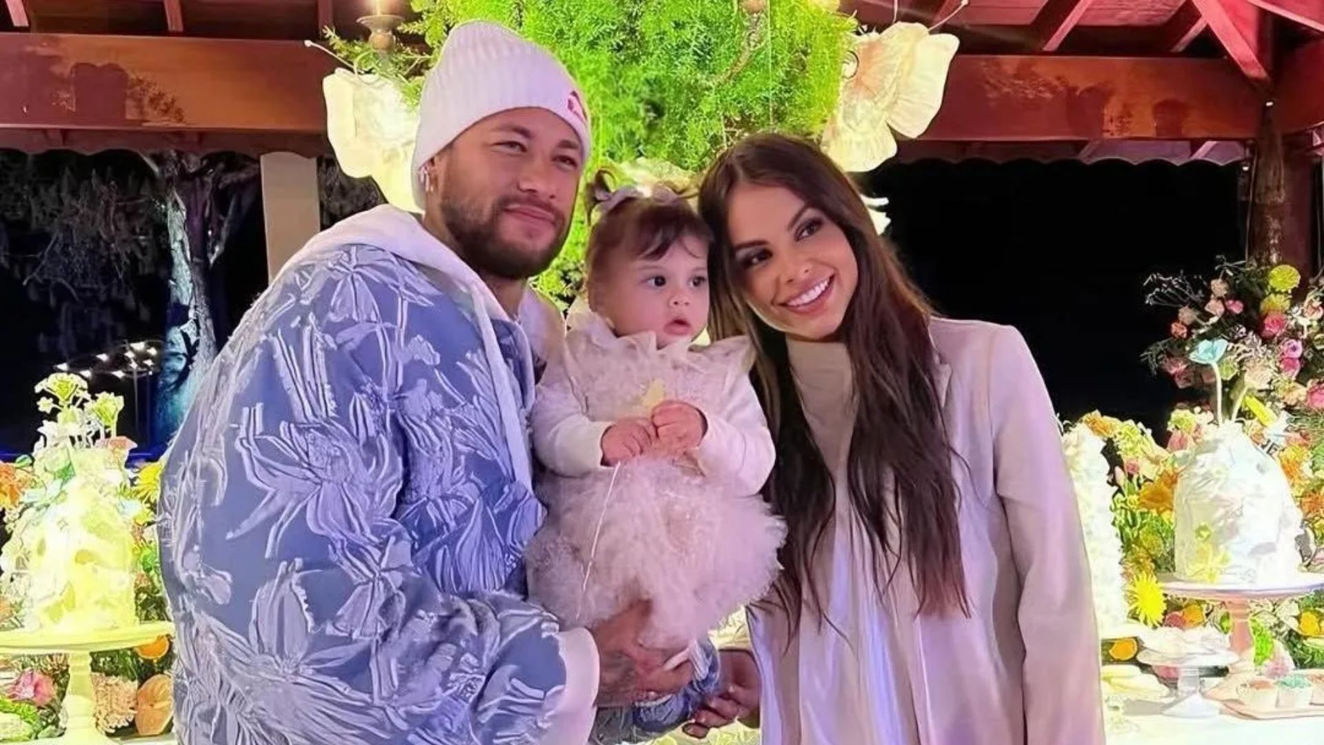 Neymar com a filha Helena e a mãe dela, Amanda Kimberly | Foto: reprodução/redes sociais