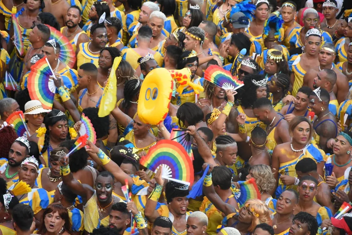 60 anos das Muquiranas: foliões trocam arminha por leques