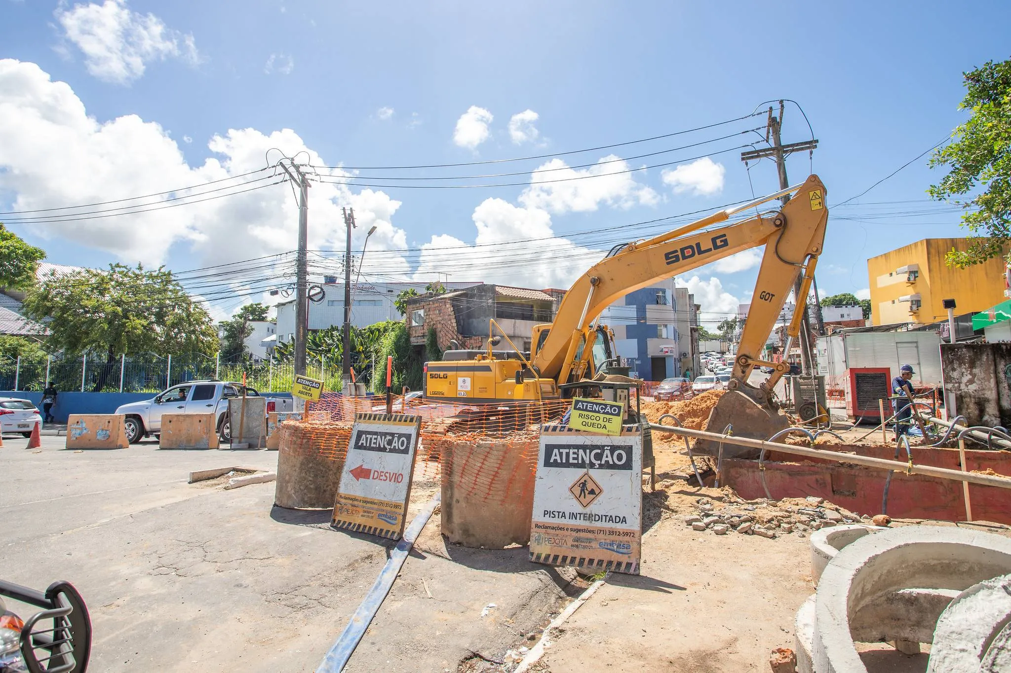 Obras da Embasa alteram trânsito em Lauro de Freitas e provocam congestionamento