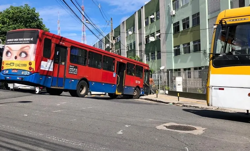 Ônibus invade calçada na Federação e seis carros “engavetam” na Av. Paralela