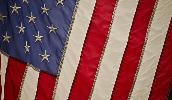 Estados Unidos registram 2.494 mortes por Covid-19 em 24 horas; número total de infectados é de quase 1 milhão
