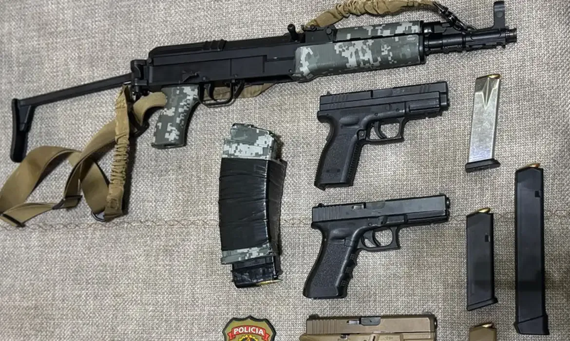 Flexibilização de armas impulsionou desvio de pistolas 9 mm para o crime
