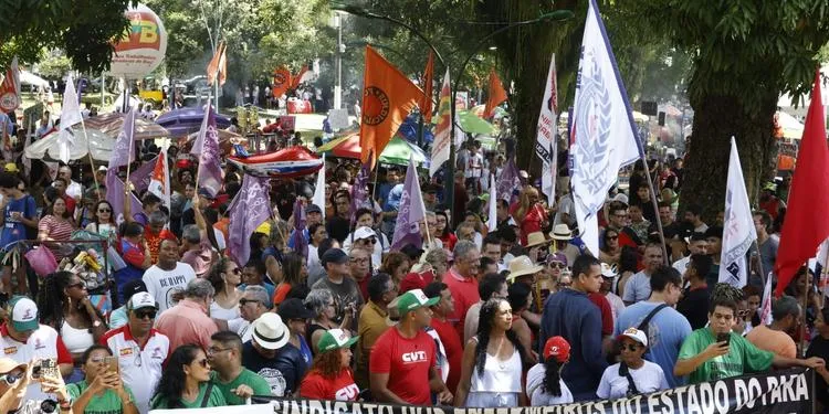 Redução da jornada é destaque em atos do Dia do Trabalhador no país