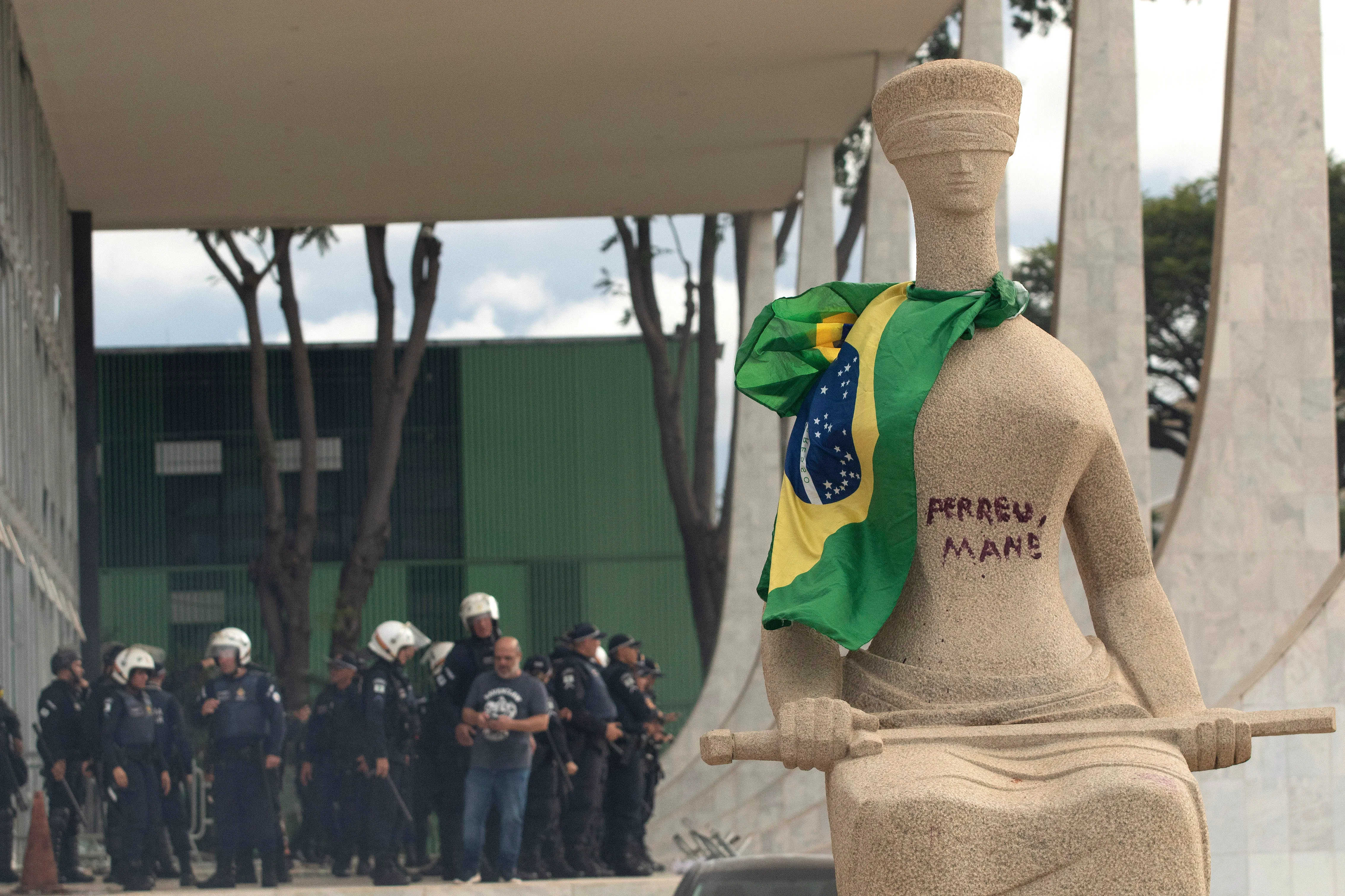 'Ninguém foi lá passar batonzinho na estátua', diz Moraes sobre 8 de janeiro