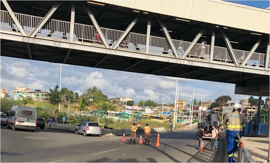 Queda de poste prejudica trânsito nas proximidades da Estação Pirajá