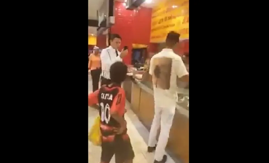 “Achei que ia ficar com fome”, diz menino que quase foi impedido de comer em shopping