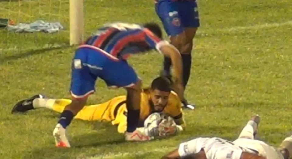 Bizarro! Após defesa, jogador cumprimenta seu goleiro, toca na bola e juiz marca pênalti