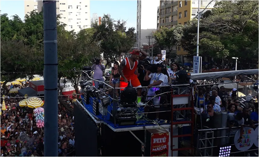 Tony Salles desce do trio para cantar “Abaixa que é tiro” com foliões no Campo Grande