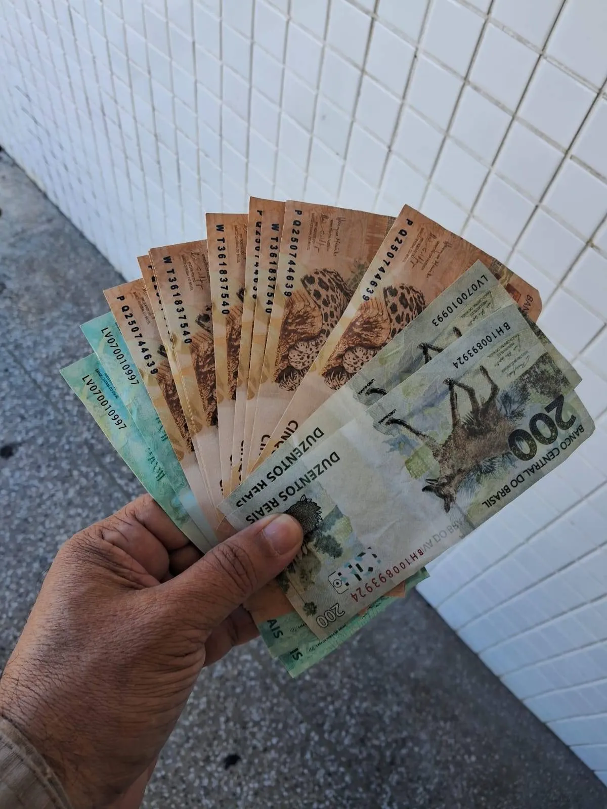 Homem é flagrado pela PM com R$ 1,2 mil falsos no IAPI
