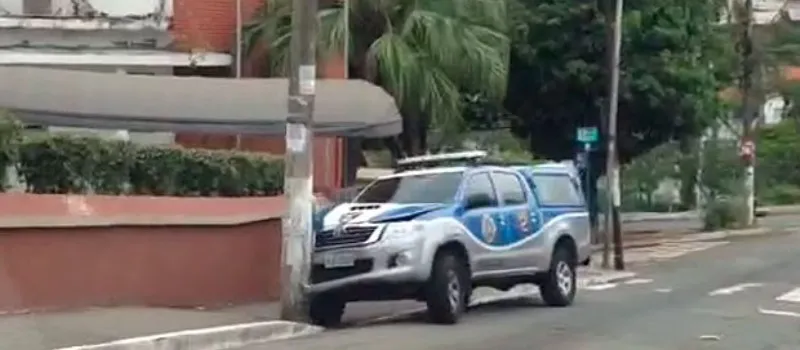 TRANSITO: Viatura da PM bate em poste na Federação