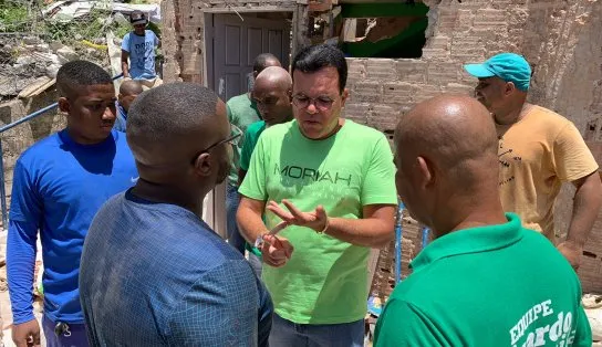 Vereador de Salvador presta solidariedade e apoio ao visitar rua após queda de prédio na Federação