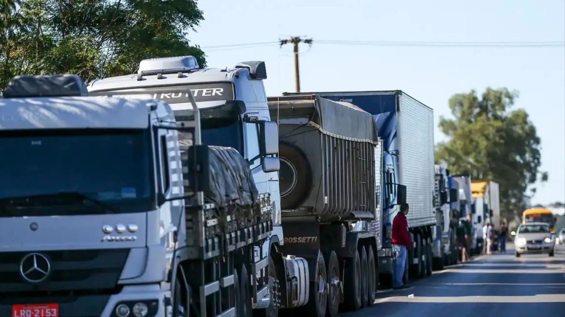 Greve dos caminhoneiros: categoria deve decidir nesta noite por paralização 