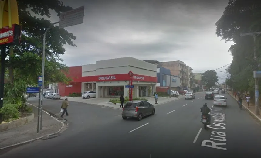 Motorista fica “preso” após caminhão atingir fiação no Rio Vermelho; trânsito congestiona