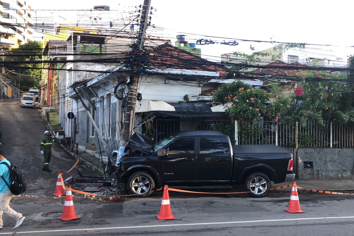 Caminhonete de luxo bate em poste no Rio Vermelho. Foto: V&iacute;tor Castro | TV Aratu
