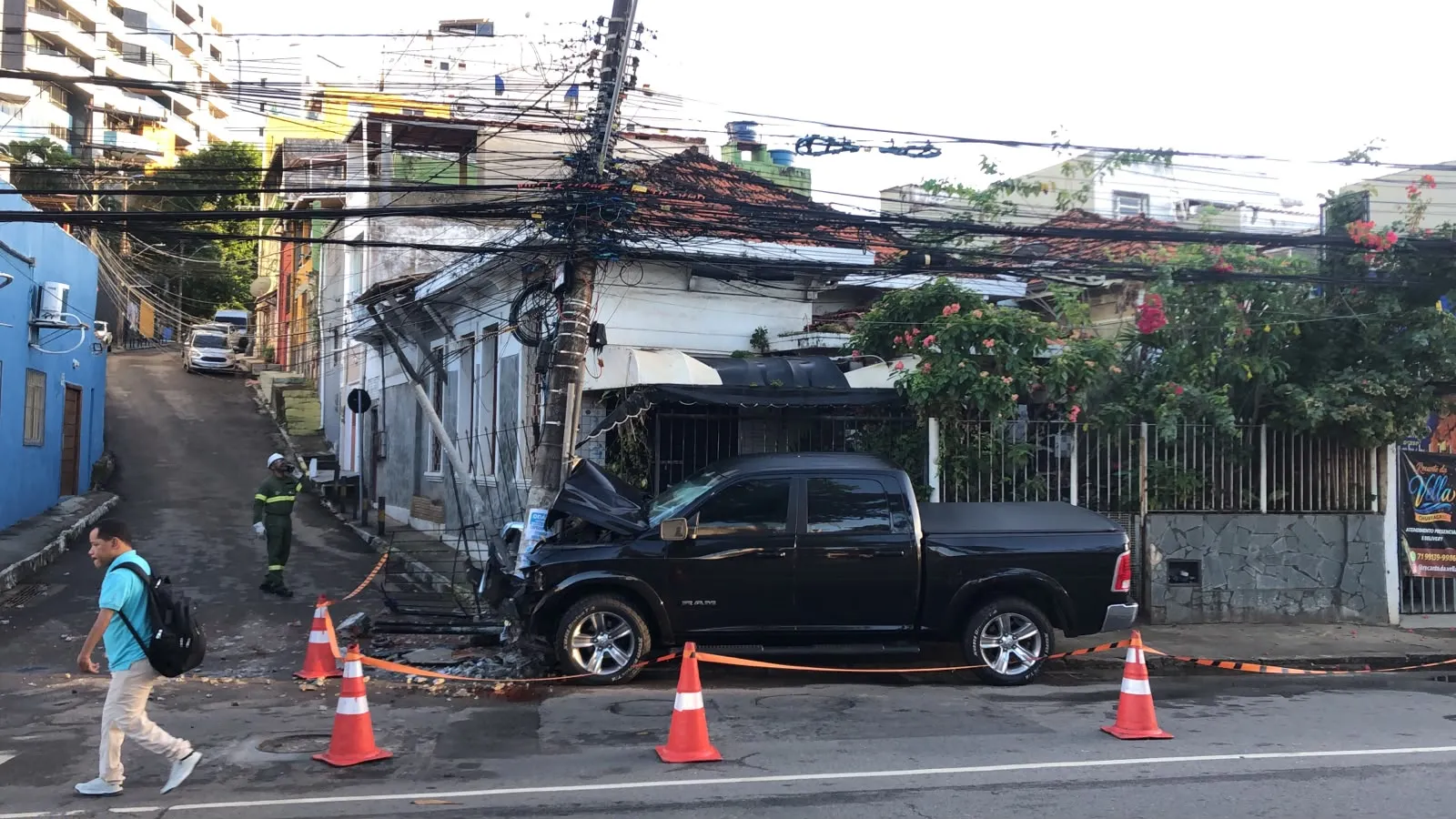 Caminhonete de luxo bate em portão de casa e poste no Rio Vermelho; motorista é socorrido