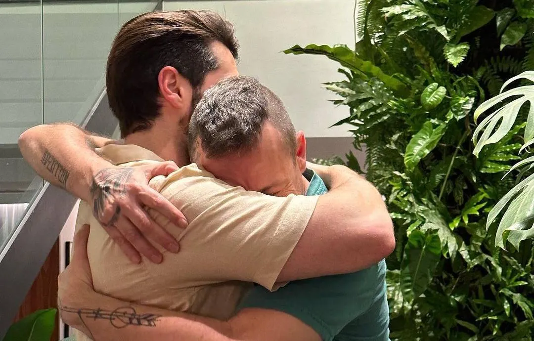 Alok posta foto de reecontro com o pai depois de ataque à rave em Israel que deixou 260 mortos