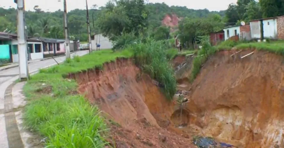 Cratera deixa imóveis em situação de risco em Candeias e 40 casas são interditadas