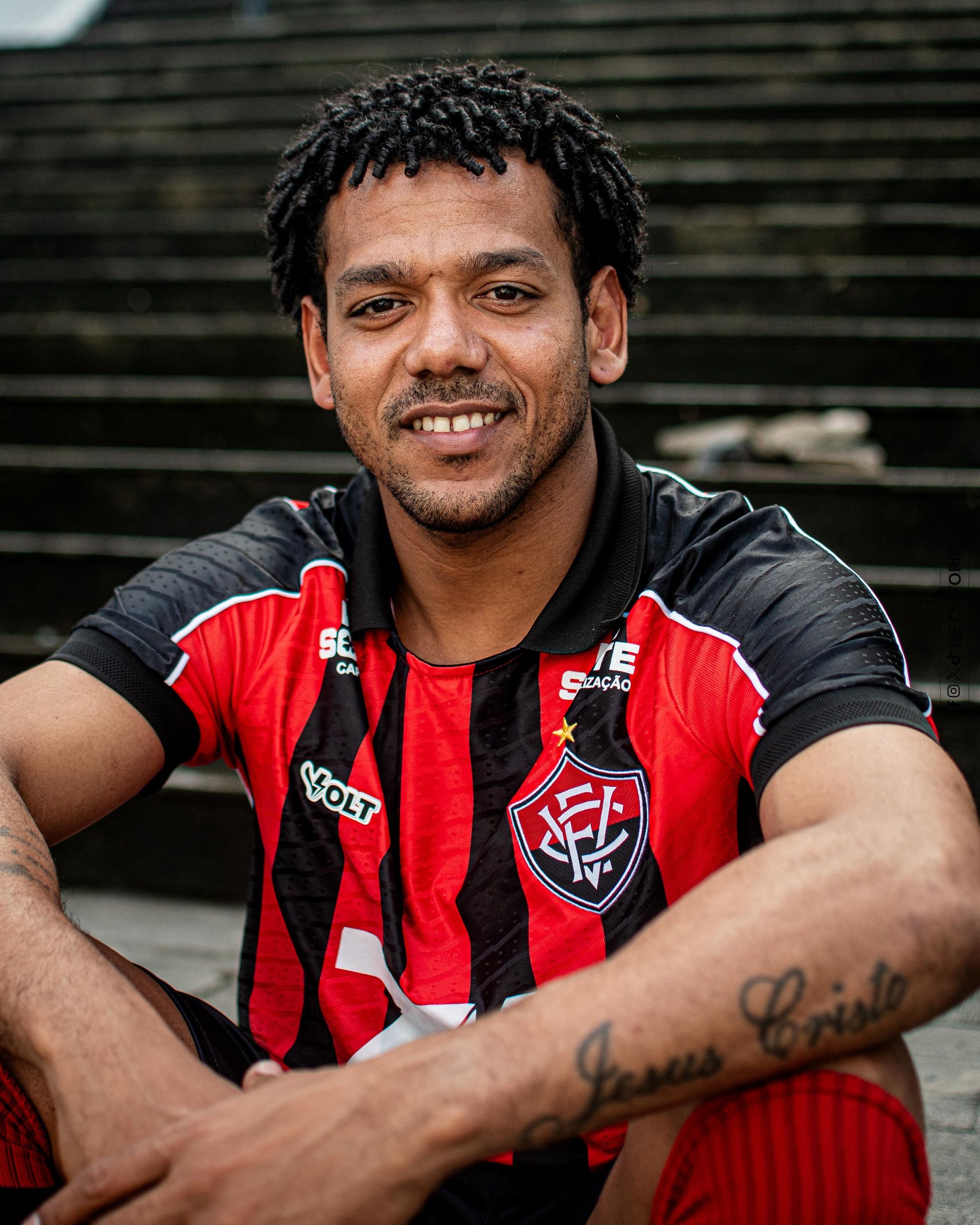 Romarinho foi apresentado oficialmente como o novo camisa 7 do Vitória | Foto: Victor Ferreira/EC Vitória