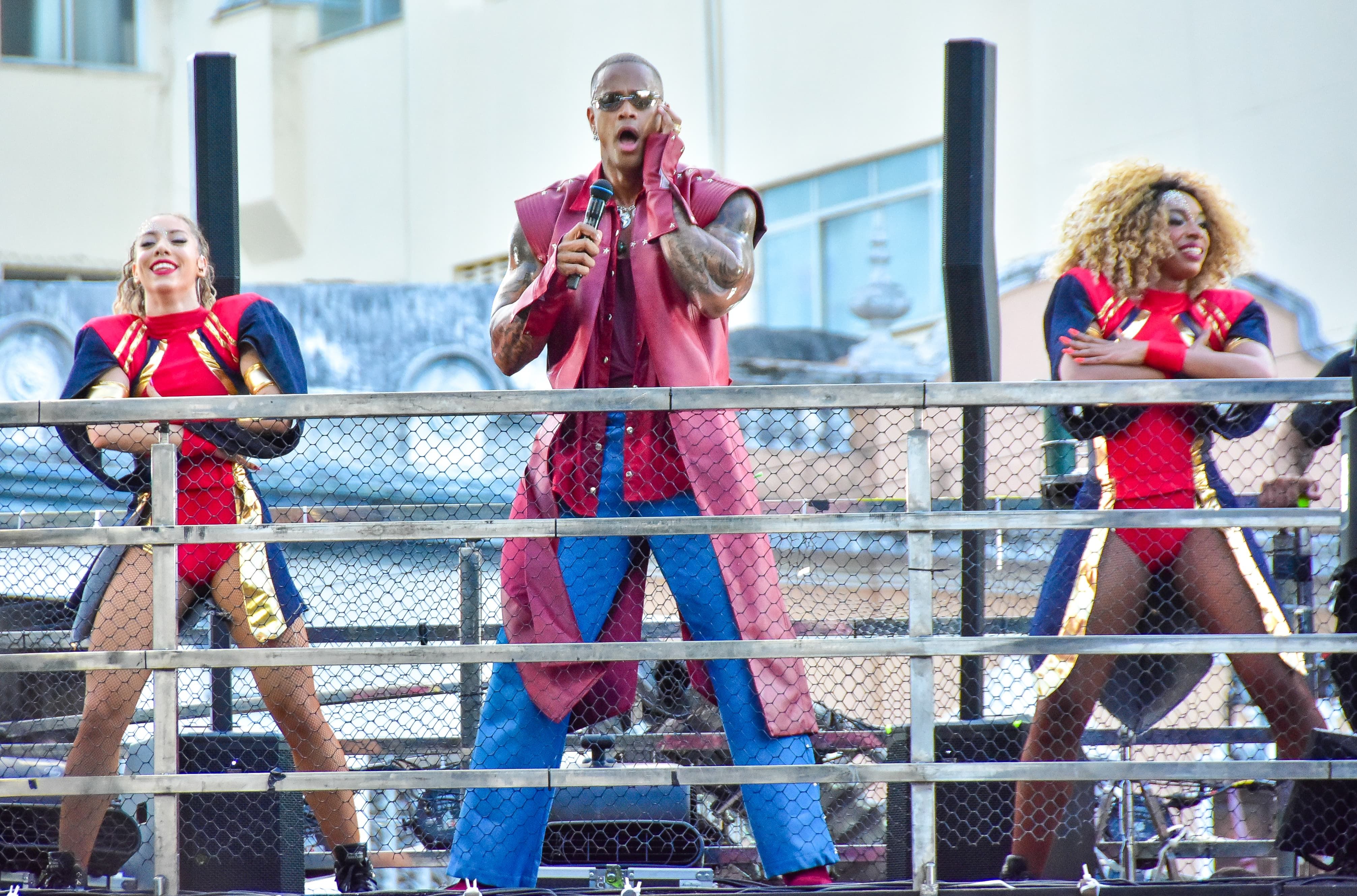 Léo Santana desfilou no Campo Grande nesta terça-feira de Carnaval, e depois seguiu para a Barra. Foto: Sandro Honorato/Ag.FPontes