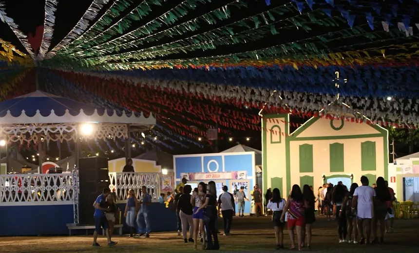 Longe da ‘muvuca’, público prefere assistir aos shows do palco principal no conforto da Vila Junina