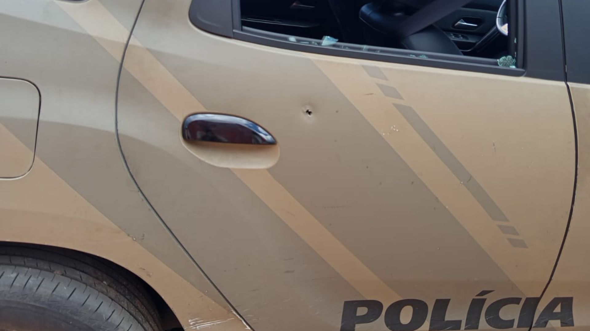 Viatura da Pol&iacute;cia Militar foi atingida por disparos na Santa Cruz durante a&ccedil;&atilde;o no Complexo do Nordeste de Amaralina. Foto: reprodu&ccedil;&atilde;o | TV Aratu