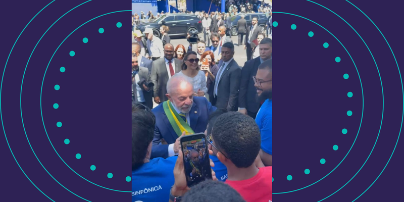 Presidente Lula cumprimenta jovens músicos do NEOJIBA após a apresentação no desfile cívico/Foto: Beatriz Meneses/ NEOJIBA