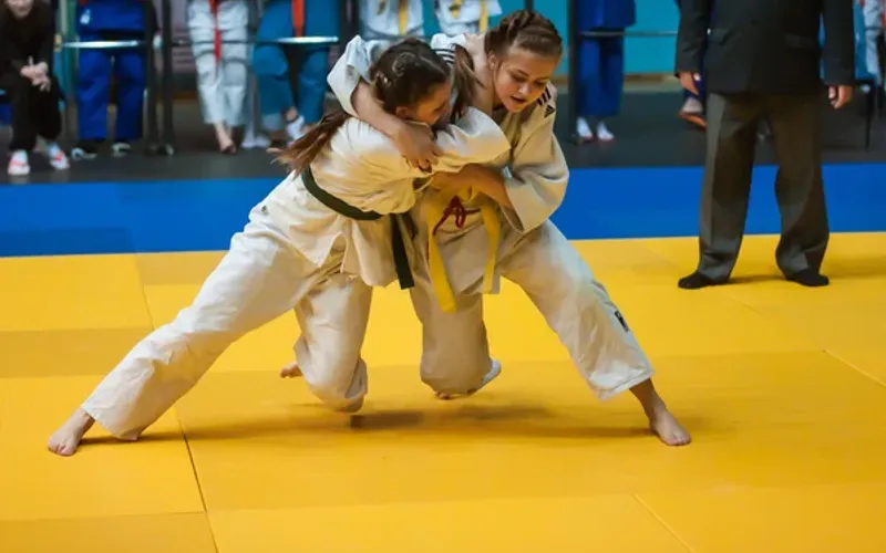 As aulas de jud&ocirc; no contraturno escolar oferecem uma alternativa de atividade esportiva para estudantes da rede p&uacute;blica, aliando exerc&iacute;cio f&iacute;sico e conviv&ecirc;ncia social/Foto: Freepik&nbsp;