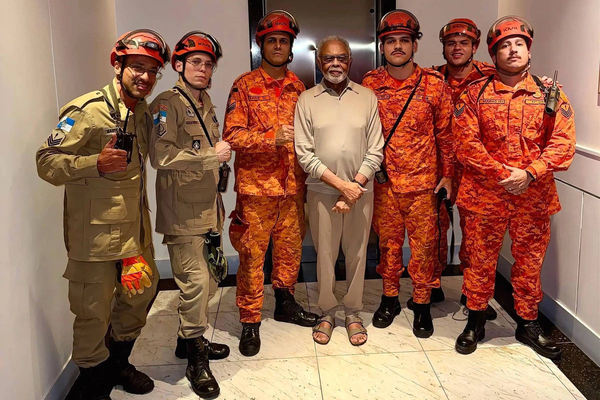 Preso no elevador, Gilberto Gil &eacute; regatado por bombeiros. Foto: Divulga&ccedil;&atilde;o | CBMERJ